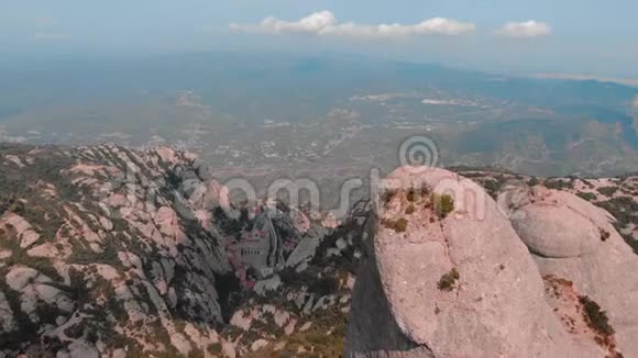 蒙特塞拉特加泰罗尼亚西班牙山顶洞观圣卡瓦德蒙特塞拉特或夏季蒙特塞拉特圣洞视频的预览图