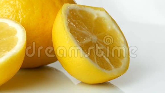 白色背景上成熟的新鲜多汁的黄柠檬视频的预览图