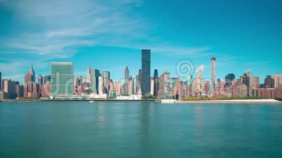 曼哈顿皇后大道公园阳光明媚的一天从纽约经过4公里视频的预览图