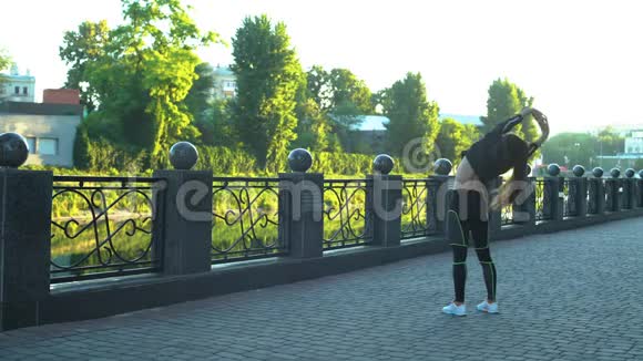 活跃的女性在城市公园锻炼和伸展视频的预览图