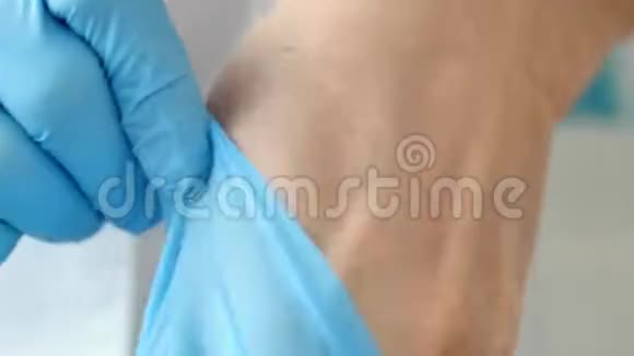 外科医生在手术前戴手套视频的预览图