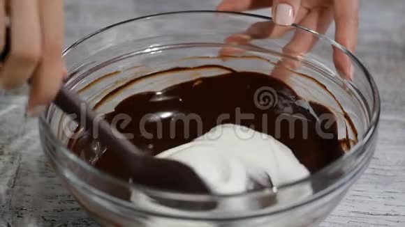 巧克力慕斯的制作过程视频的预览图