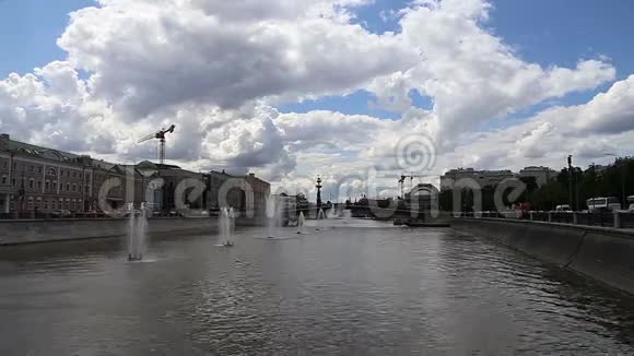排水渠上的喷泉Bolotnaya银行和KadashevskayaNaberezhnaya莫斯科卢日科夫特雷蒂亚科夫桥视频的预览图