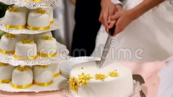 切婚礼蛋糕视频的预览图