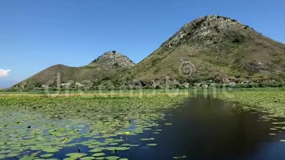 阳光明媚的一天山上美丽的斯卡达尔湖景观从船上看湖上的风景视频的预览图