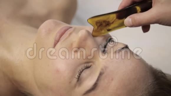 女性面部的压迫中国式刮痧按摩视频的预览图