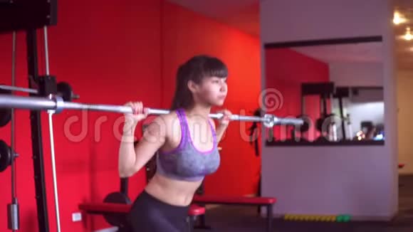可爱的亚洲女孩从事健身活动视频的预览图