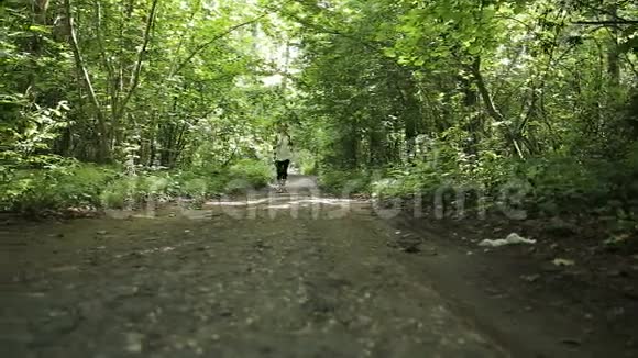 女孩在田野里的路上跑视频的预览图