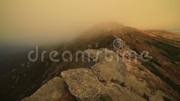 朦胧的黎明在山上美丽的风景视频的预览图