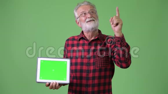 绿色背景下英俊的大胡子男人视频的预览图
