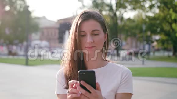 年轻女士在城里用电话视频的预览图