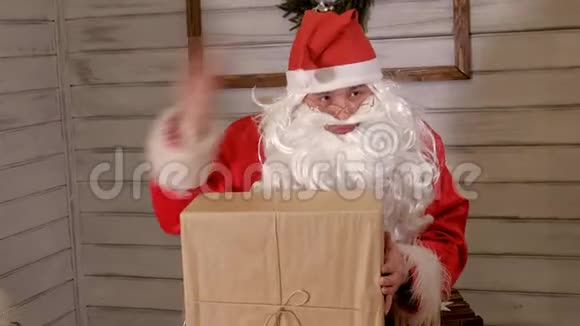 圣诞老人手里拿着一个大礼盒视频的预览图