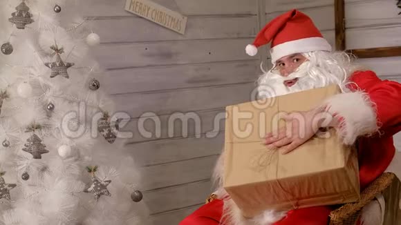 圣诞老人手里拿着一个大礼盒视频的预览图