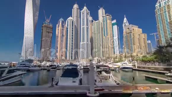 拥有摩天大楼和船只的迪拜码头视频的预览图