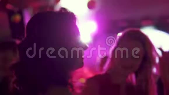 女朋友在人群中的聚会上跳舞朋友们在夜总会的迪斯科舞厅玩得开心视频的预览图
