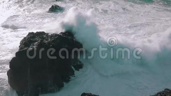 慢运动海浪冲击岩石视频的预览图
