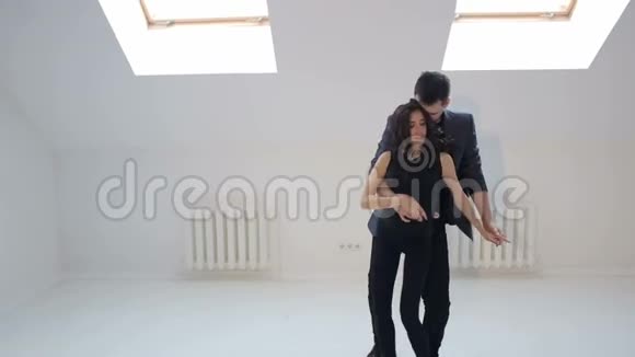 年轻夫妇在舞厅跳舞视频的预览图