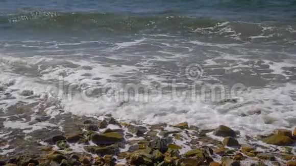 海浪拍打着海岸上的岩石视频的预览图
