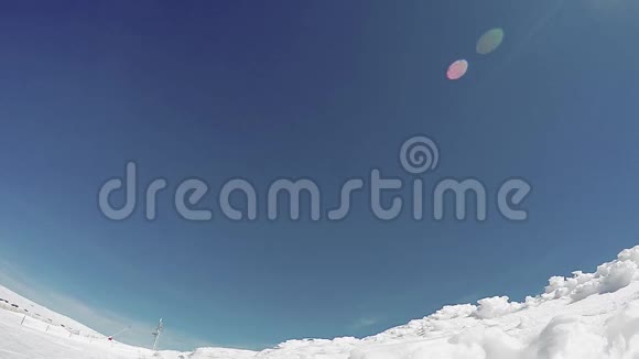 滑雪者在蓝天上跳跃视频的预览图