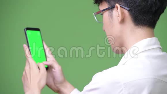 年轻的亚洲商人用手机显示复印空间视频的预览图