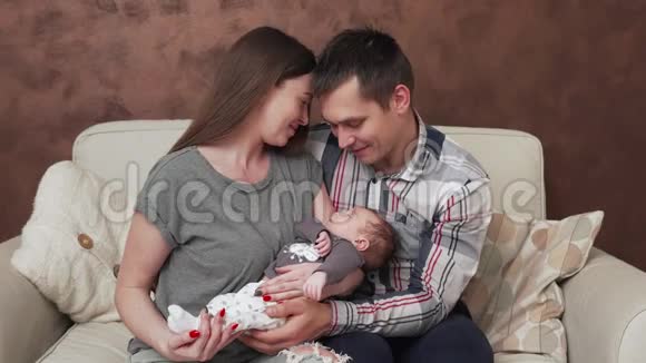有新生儿的幸福家庭视频的预览图