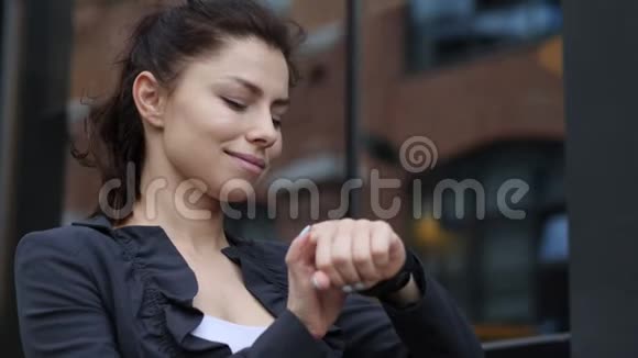 商务女性使用智能手表浏览视频的预览图