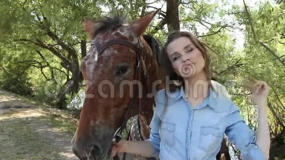 带马的年轻女子视频的预览图