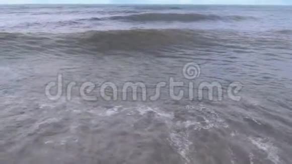 海上风暴巨大的波浪在海岸上撞击和喷射视频的预览图