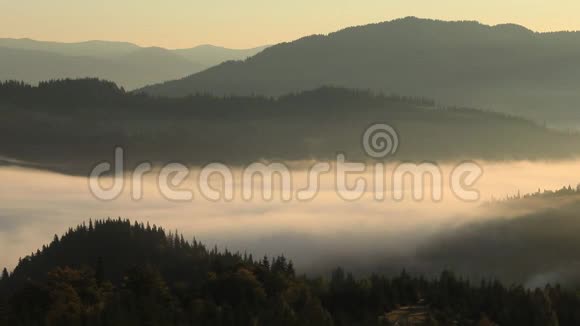 朦胧的黎明在山上美丽的风景视频的预览图