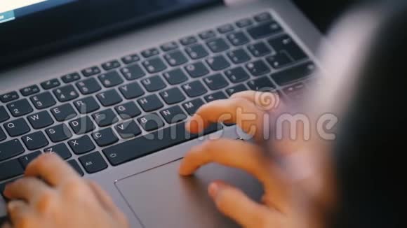 年轻女性使用笔记本电脑以电子方式支付账单视频的预览图
