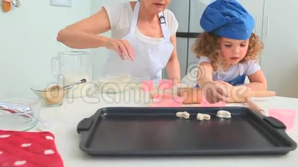 小女孩和奶奶一起烤饼干视频的预览图