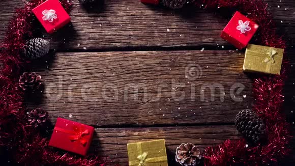 降雪与圣诞礼物装饰木材视频的预览图
