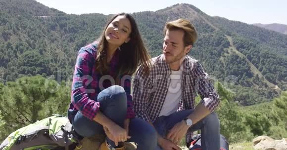 在山上的年轻夫妇视频的预览图