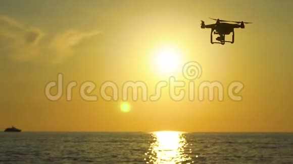 夕阳天空中的无人机海浪山脉靠近室外的四架直升机电影制作人婚礼录像带的概念视频的预览图