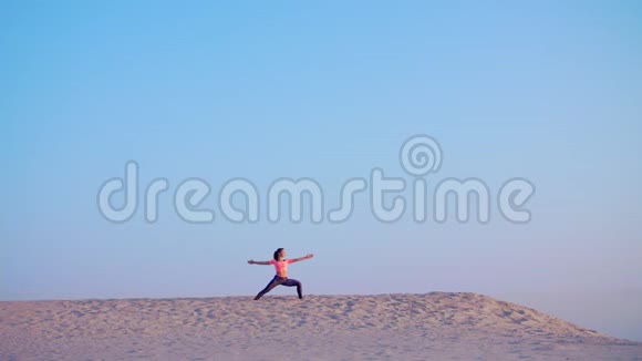 健康的年轻美女日出时在海边打坐伸展身体练习瑜伽视频的预览图