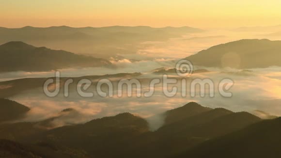 朦胧的黎明在山上美丽的风景视频的预览图