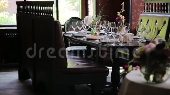 喜庆的婚礼餐桌视频的预览图