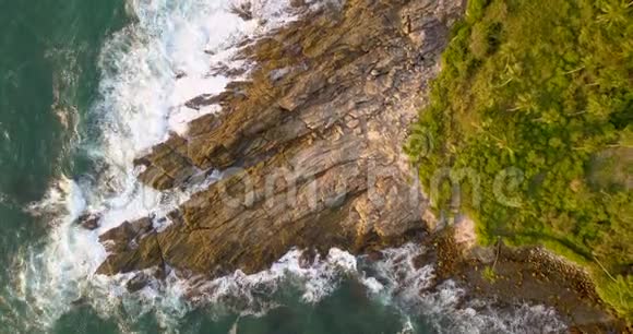 日落时的海浪斯里兰卡无人机镜头视频的预览图