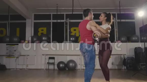 两个职业舞者在大演播室大厅跳舞视频的预览图