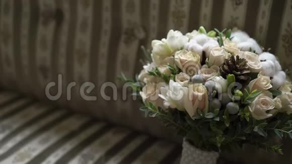室内新娘花束视频的预览图