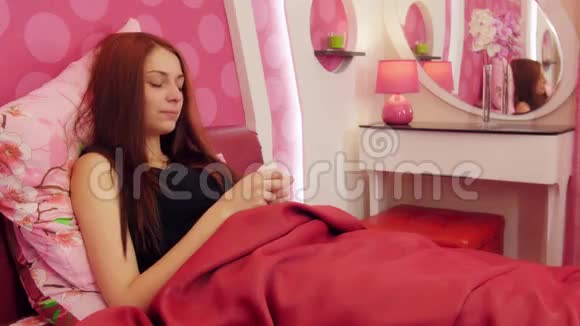 病妇在床上用纸纸组织咳嗽视频的预览图