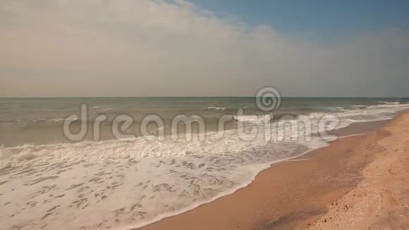 大海上的小浪平静的大海干净的海滩和小浪视频的预览图