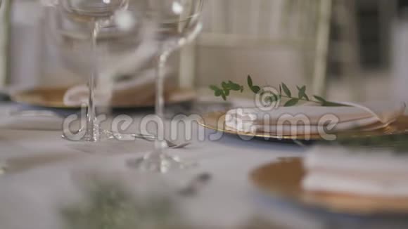 结婚晚餐的装饰桌视频的预览图