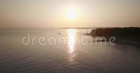 从鸟瞰大海的日落视频的预览图