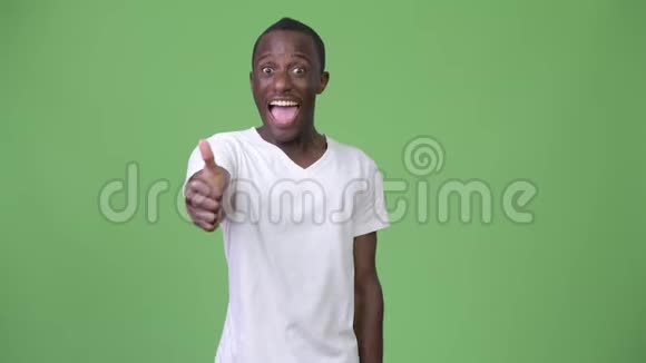 年轻快乐的非洲男人微笑着竖起大拇指视频的预览图