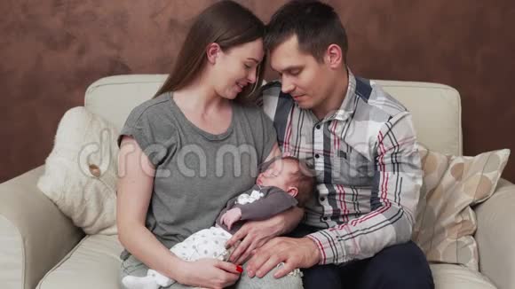 有新生儿的幸福家庭视频的预览图