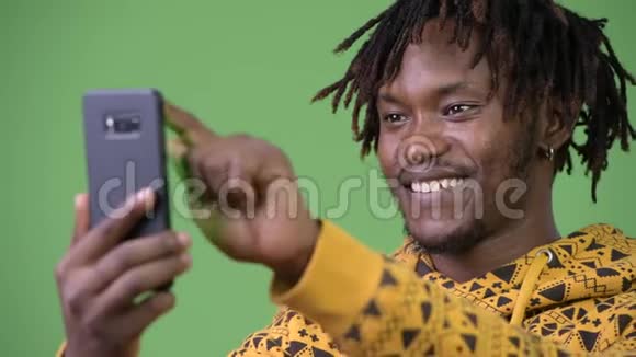 年轻快乐的非洲男人用电话视频的预览图