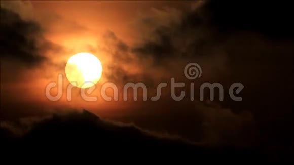 乌云之间的日落视频的预览图