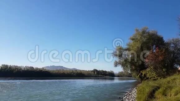 夏季的山河自然景观溪景岸景视频的预览图