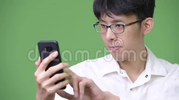 年轻的亚洲商人用电话视频的预览图
